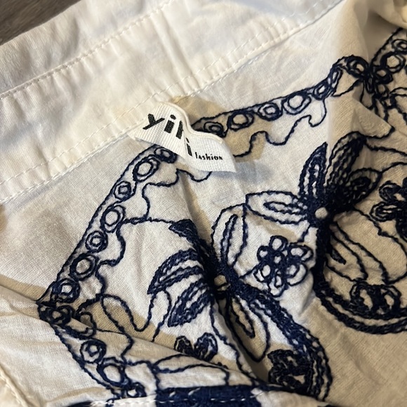 Embroidered Sleeveless Button Up Blouse - Picture 3 of 3